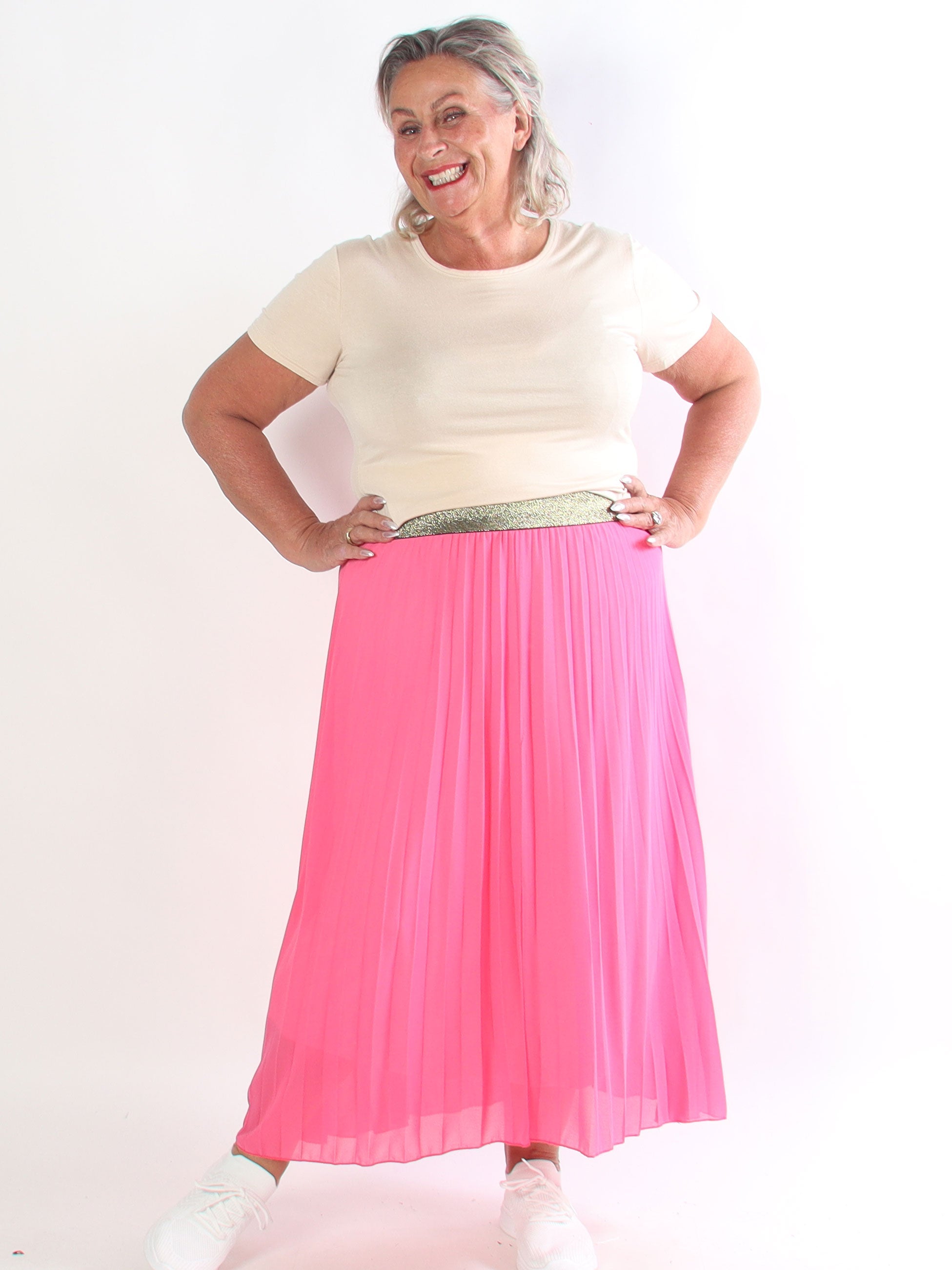 Kirila - Plisseret plus size nederdel i let chiffon med gylden elastikkant